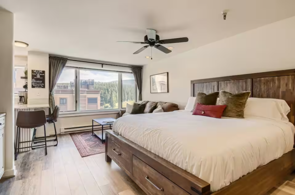 Penthouse Studio | King Bed
